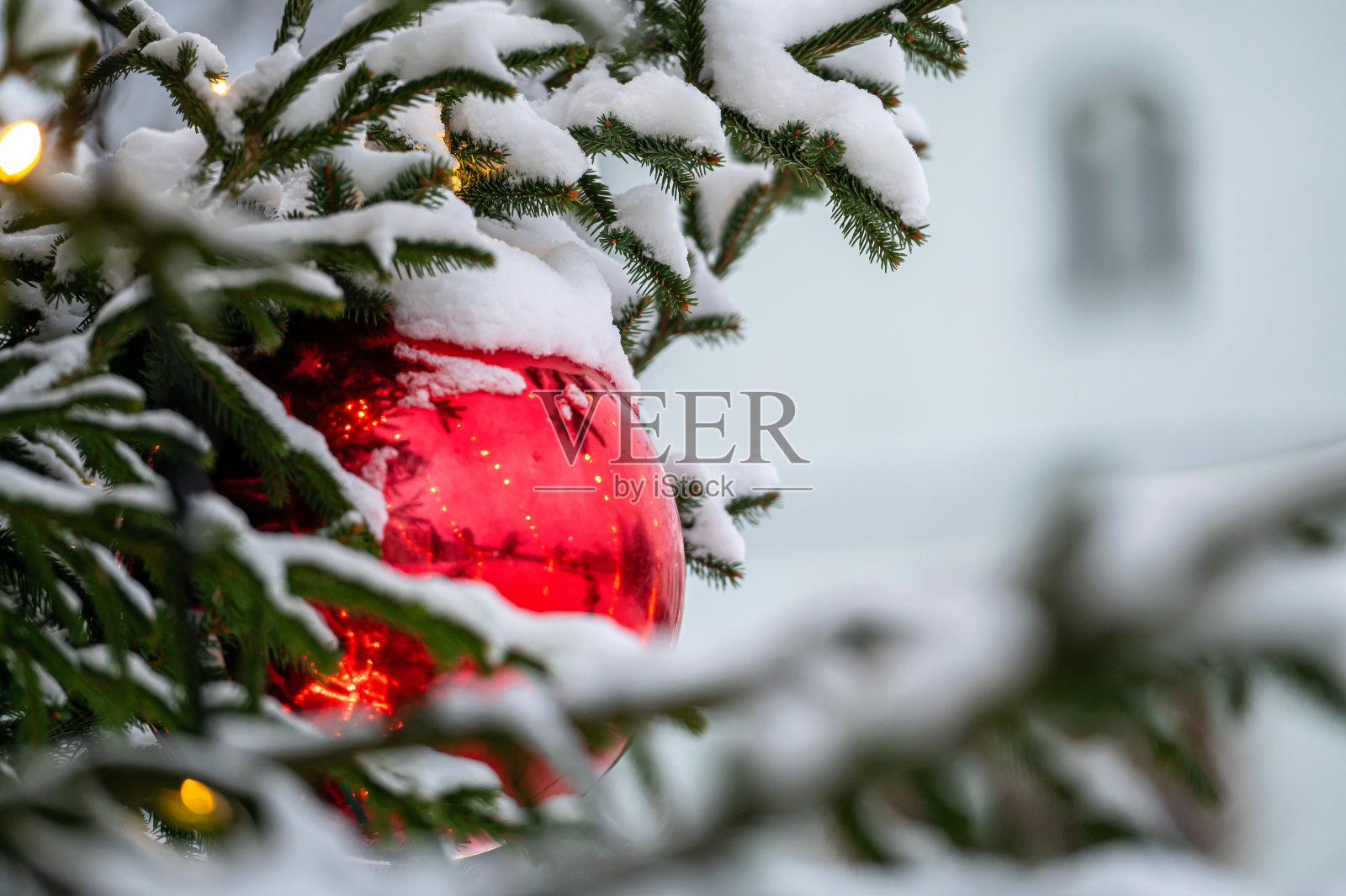 装饰着彩灯的美丽圣诞树。特写镜头。照片摄影图片