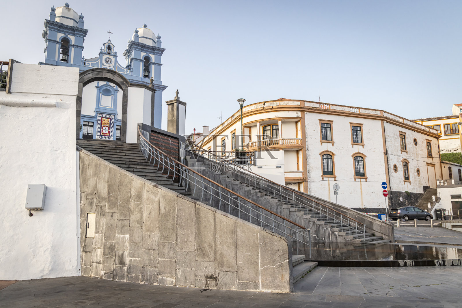 亚速尔群岛Terceira岛上仁慈教堂下面的楼梯。照片摄影图片