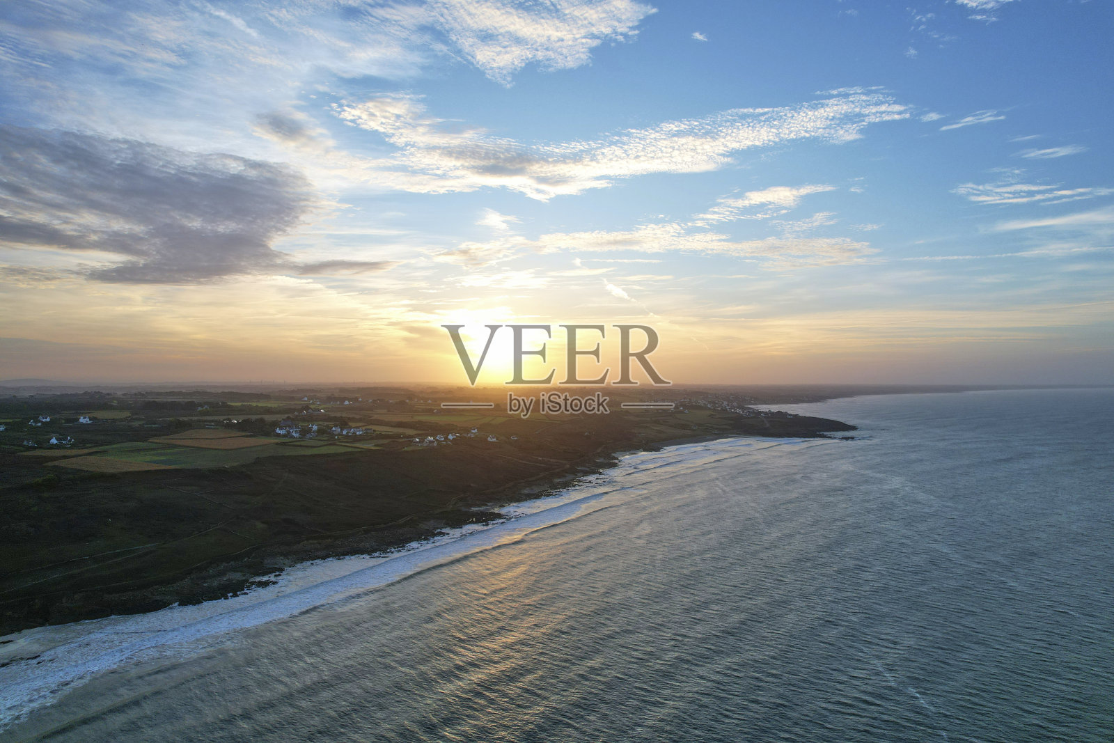 日出的景色在村庄附近的海边。无人机的鸟瞰图。法国布列塔尼。照片摄影图片