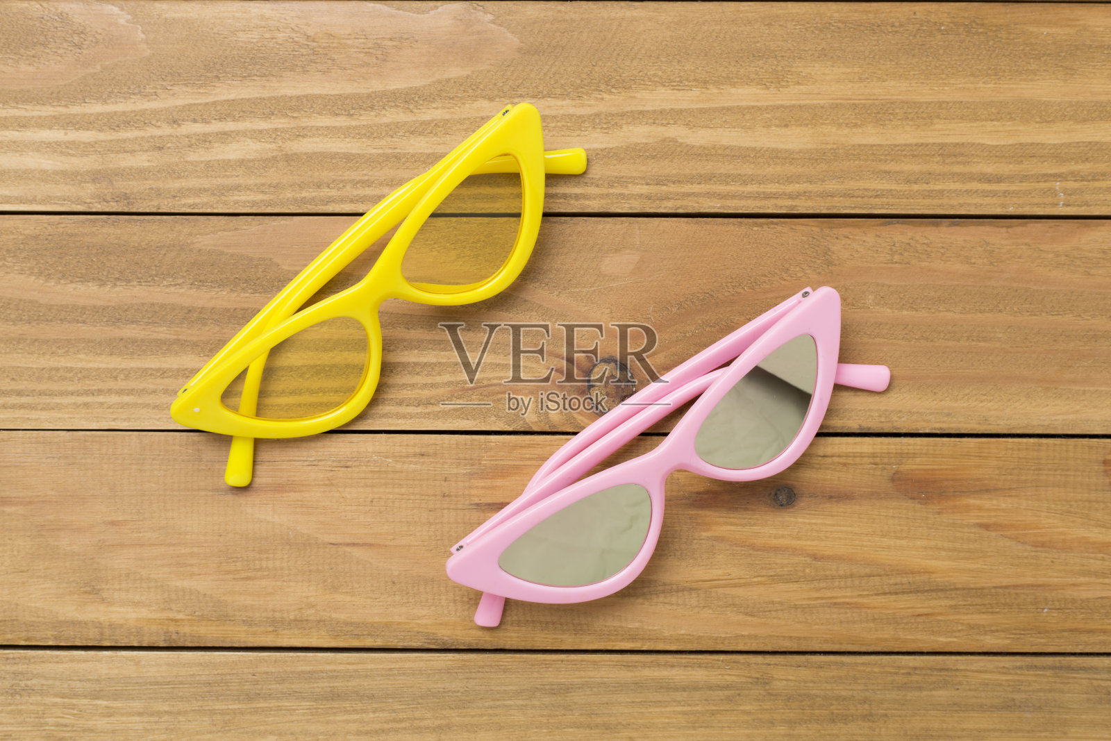 时尚的黄色太阳镜木制背景,俯视图。夏天的概念照片摄影图片