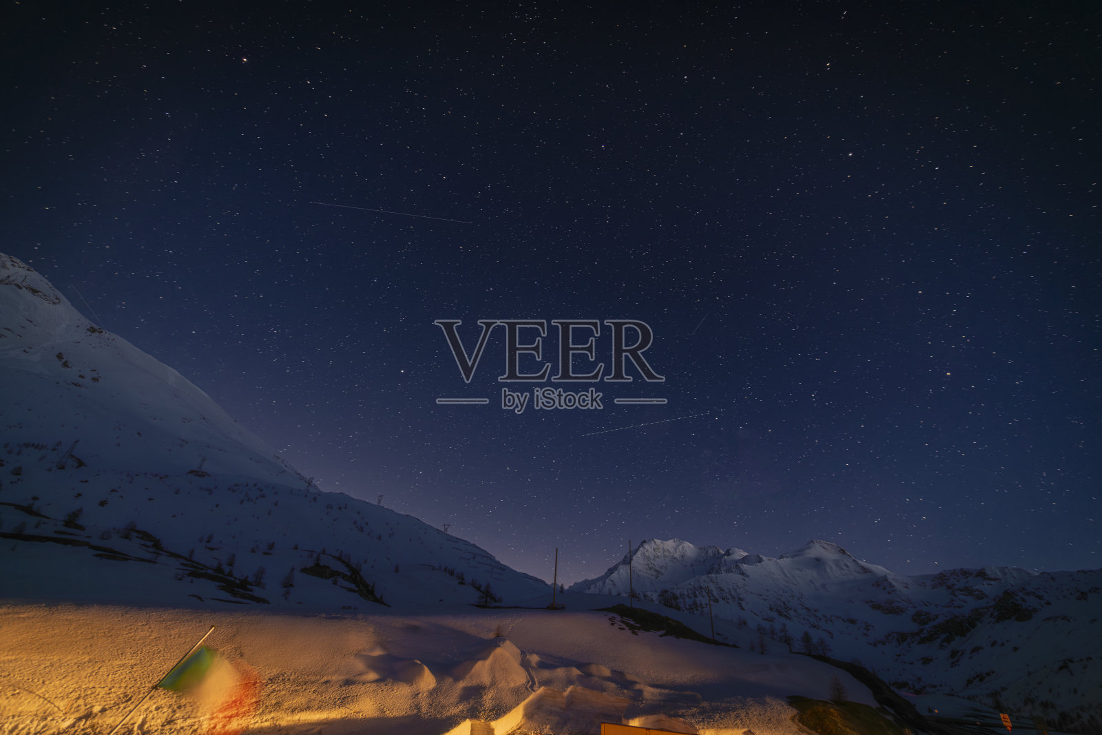 春天的夜晚,天空湛蓝,缀着雪花和星光照片摄影图片