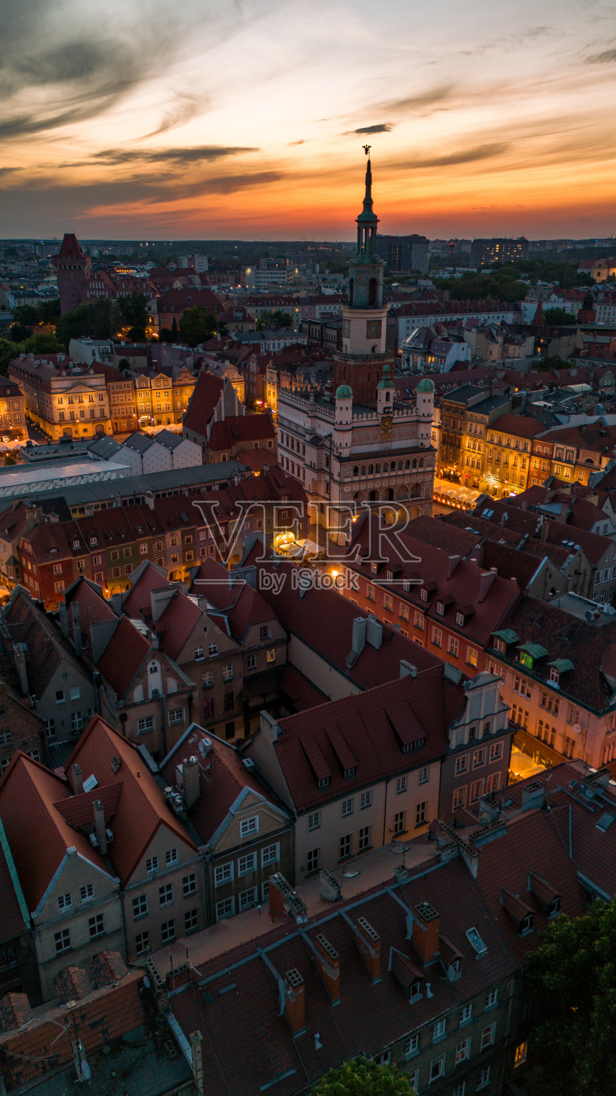 鸟瞰波兰波兹南市历史中心的春天日落照片摄影图片