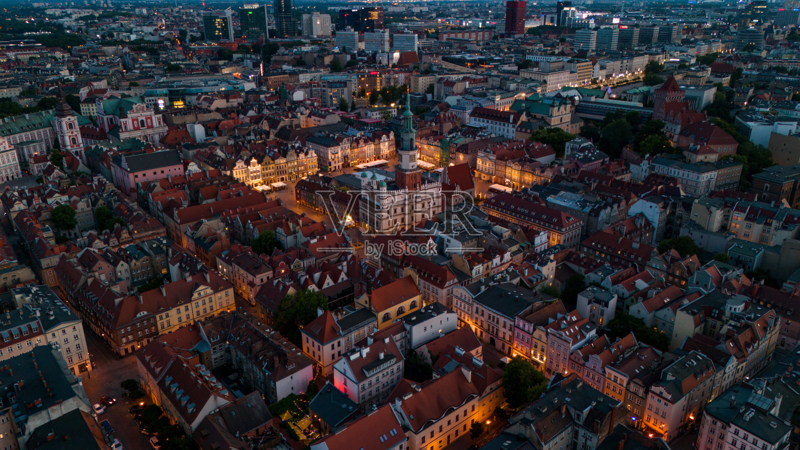 鸟瞰波兰波兹南市历史中心的春天日落照片摄影图片