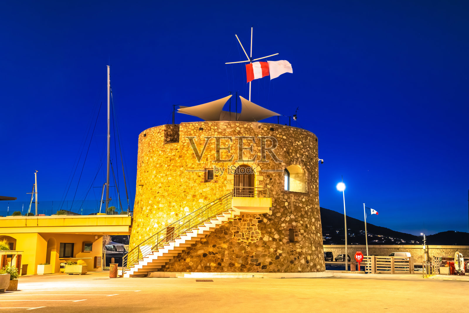 圣特罗佩村游艇港塔夜景,著名旅游胜地照片摄影图片