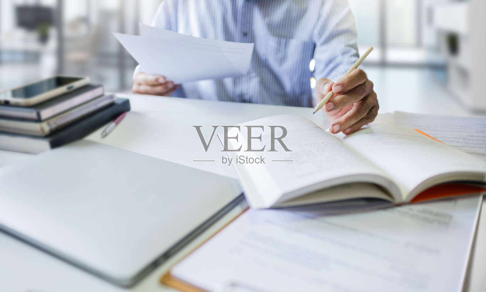 在办公桌上工作的商人照片摄影图片