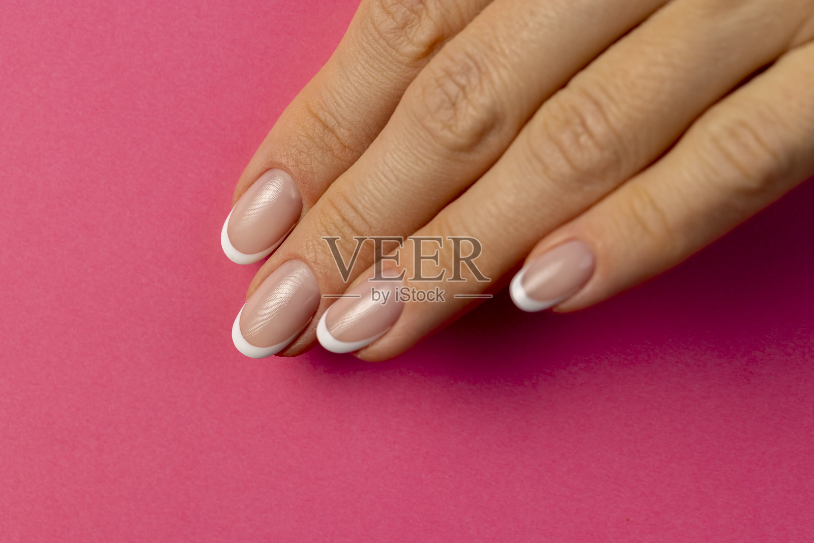 女孩手上漂亮的指甲照片摄影图片