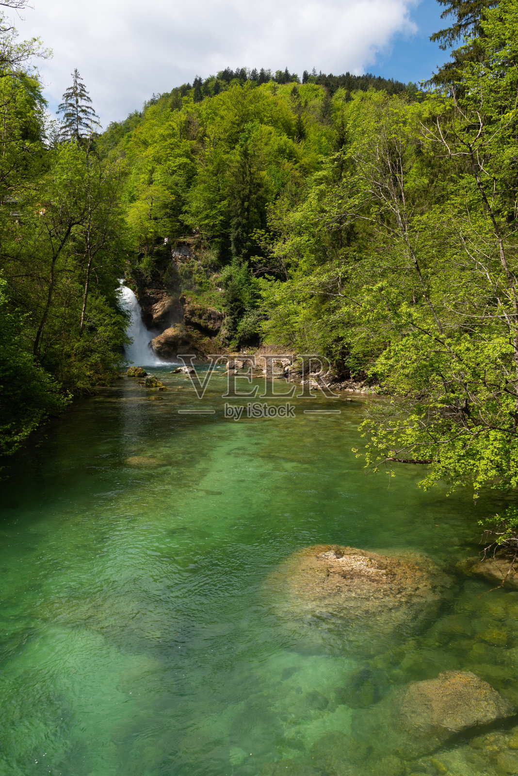 绿松石色的河流流经特里格拉夫国家公园内的斯洛文尼亚峡谷照片摄影图片