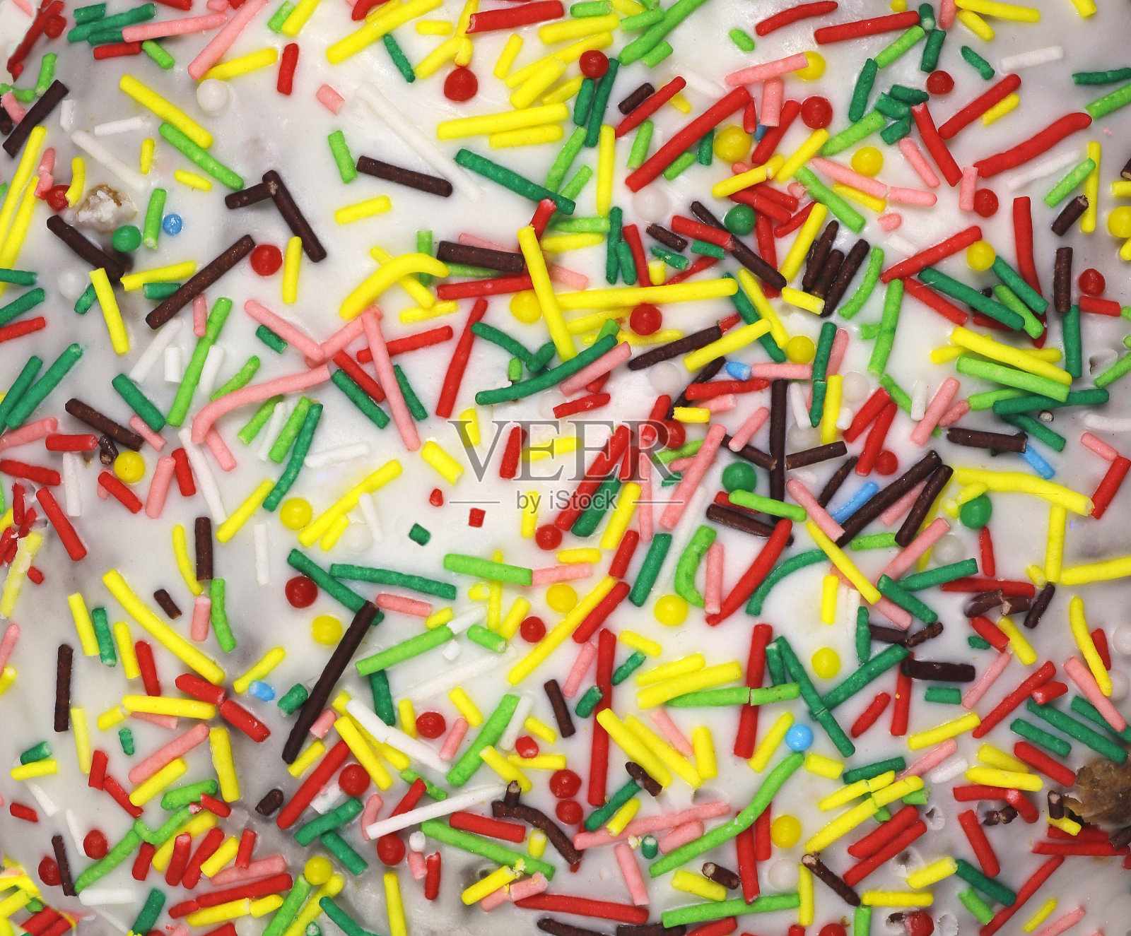 白色表面上的多色离散元素。照片摄影图片