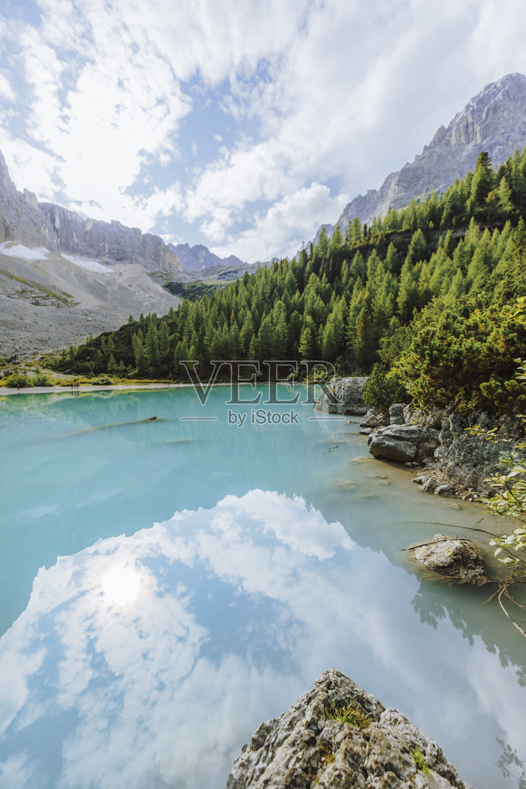 这张夏季照片捕捉了意大利白云石山脉Cortina d’ampezzo附近令人惊叹的绿松石色Sorapis湖,周围环绕着白云石山脉和森林,捕捉了欧洲意大利夏季景观的美丽。照片摄影图片