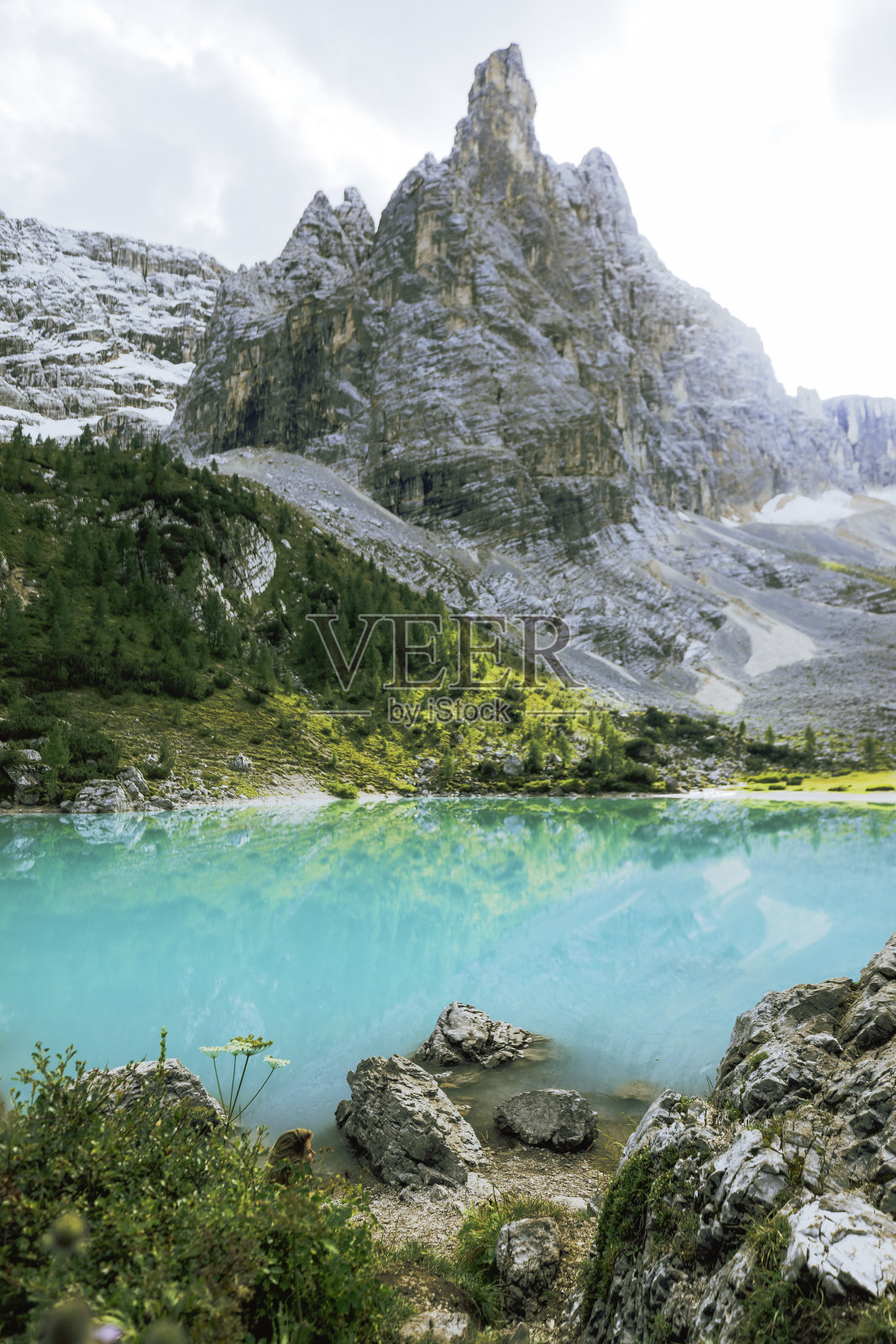 这张夏季照片捕捉了意大利白云石山脉Cortina d’ampezzo附近令人惊叹的绿松石色Sorapis湖,周围环绕着白云石山脉和森林,捕捉了欧洲意大利夏季景观的美丽。照片摄影图片