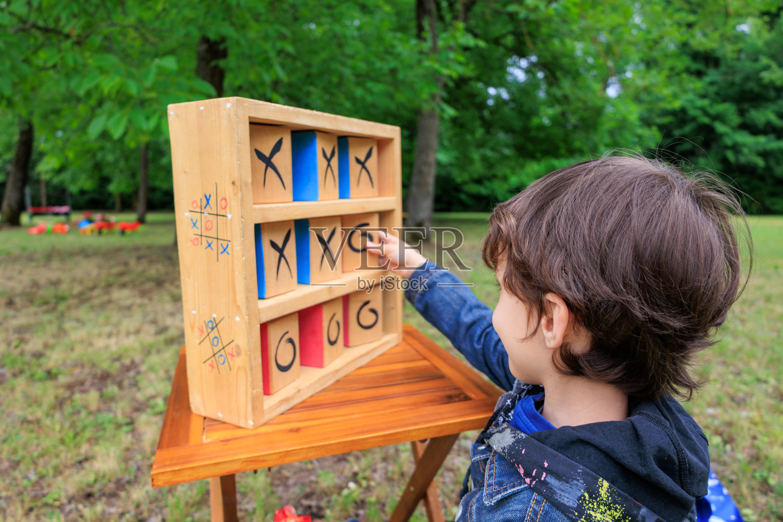 孩子在公园户外玩井字游戏照片摄影图片