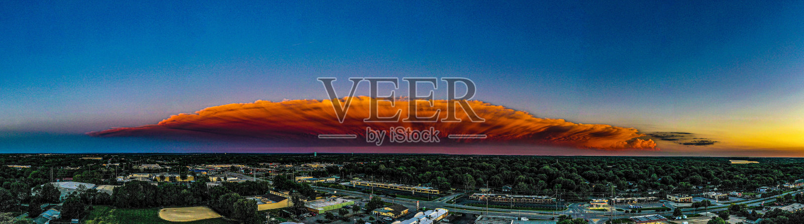 巨大的风暴云笼罩着城市照片摄影图片