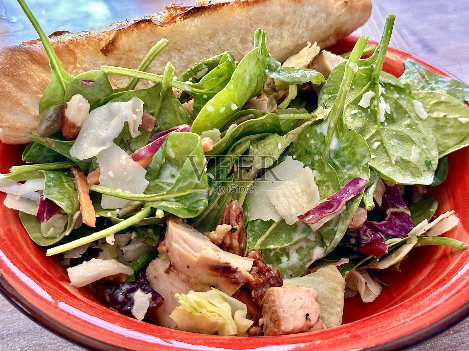 鸡肉菠菜沙拉照片摄影图片