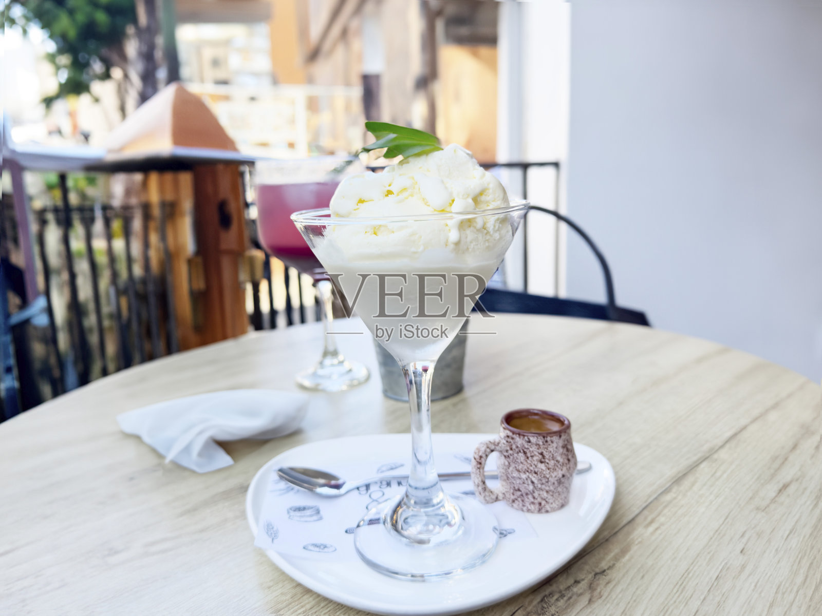 一杯香草冰淇淋照片摄影图片