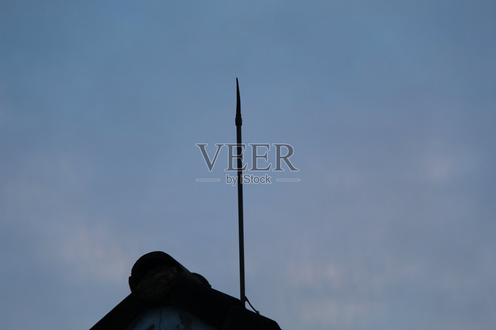 建筑物屋顶上的避雷针照片摄影图片