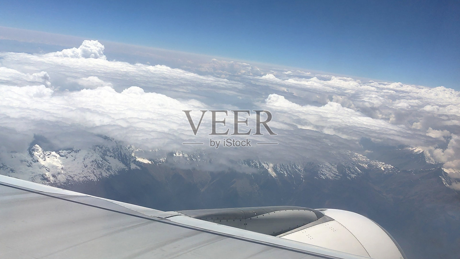 从舷窗看往秘鲁库斯科的飞机。照片摄影图片