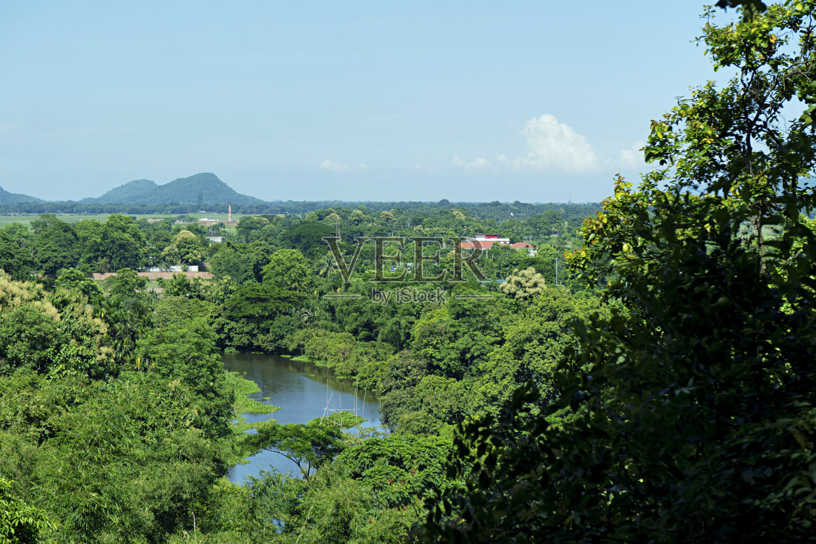 从印度东北部阿萨姆邦古瓦哈提北部考古遗址,布拉马普特拉河北岸的Dirgheshwari神庙眺望照片摄影图片