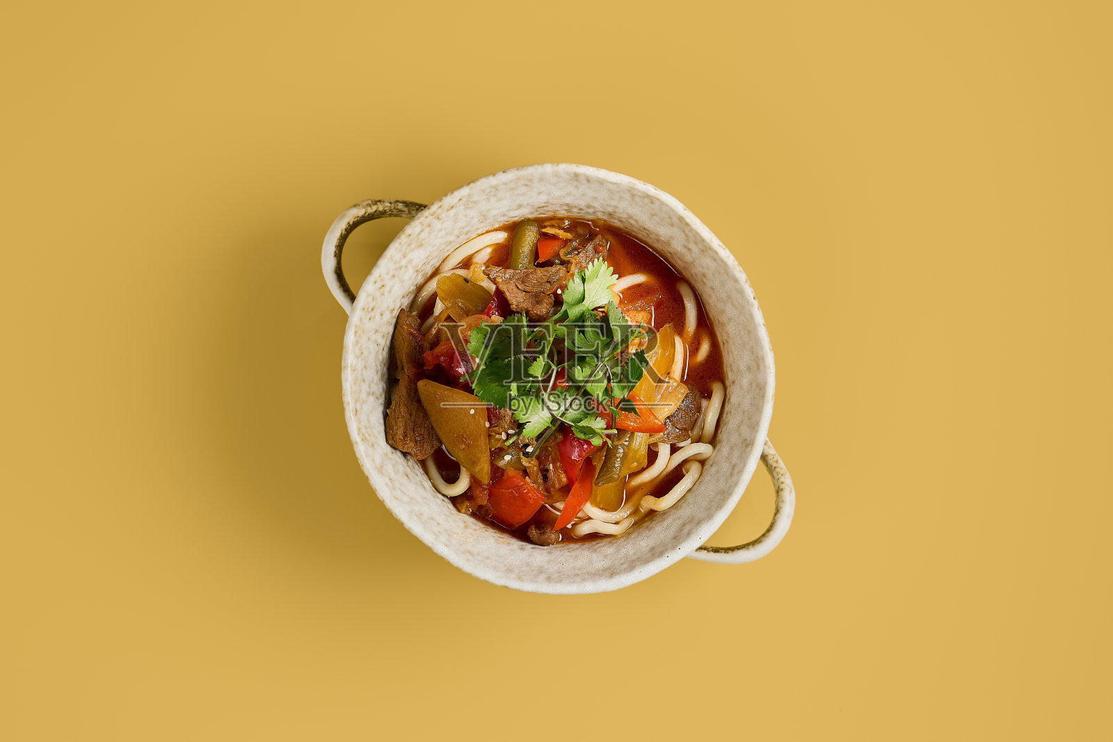 传统拉条子面碗:牛肉、蔬菜和香草照片摄影图片