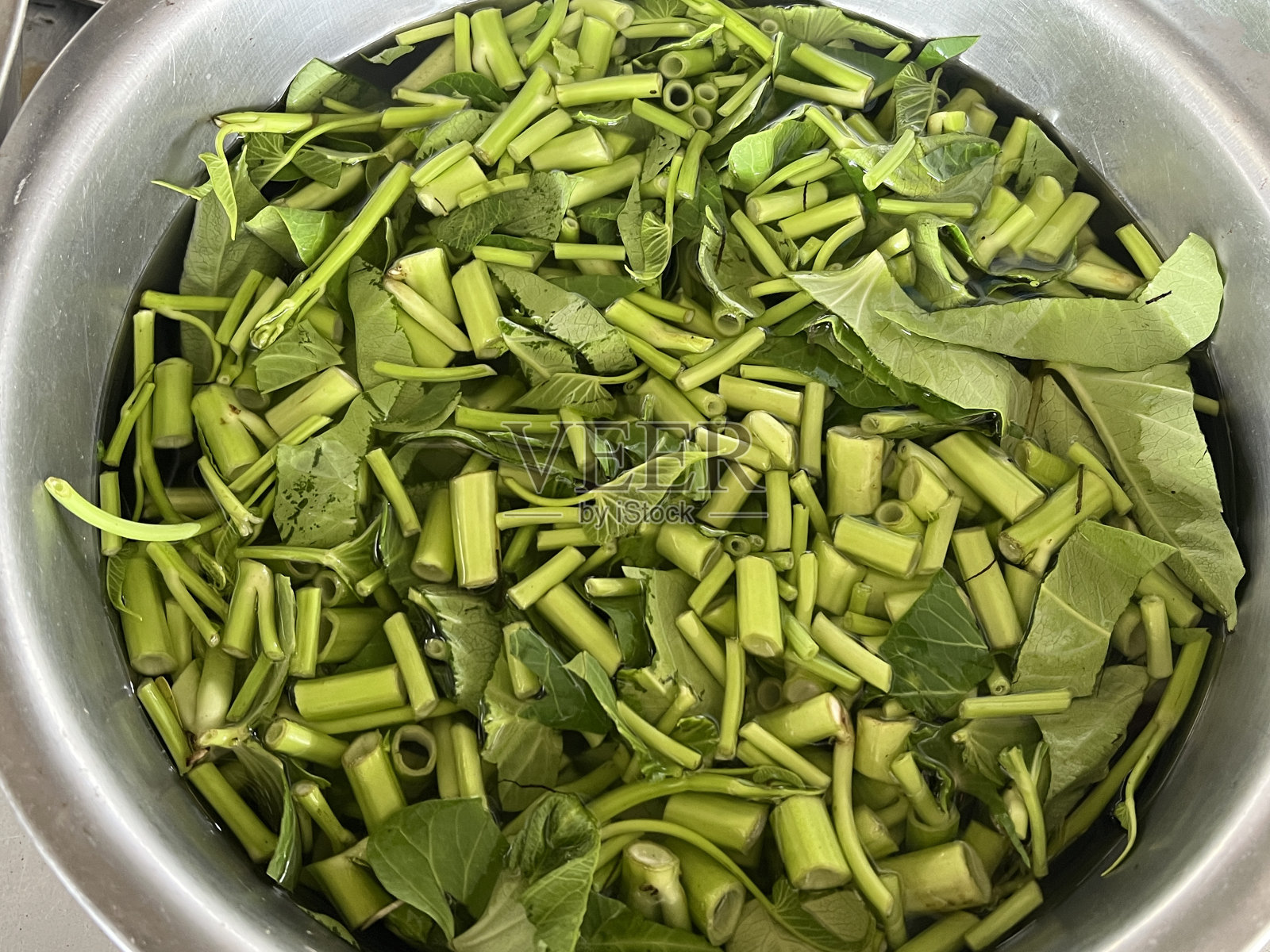 近距离观看美味的亚洲食物,煮菠菜的水照片摄影图片