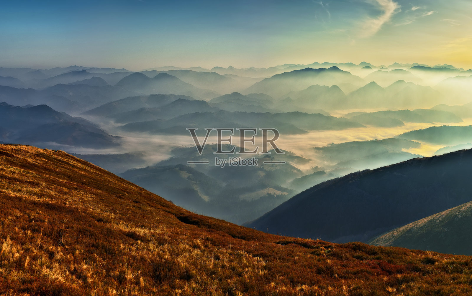 清晨群山的剪影。喀尔巴阡山脉雾蒙蒙的早晨山景观照片摄影图片