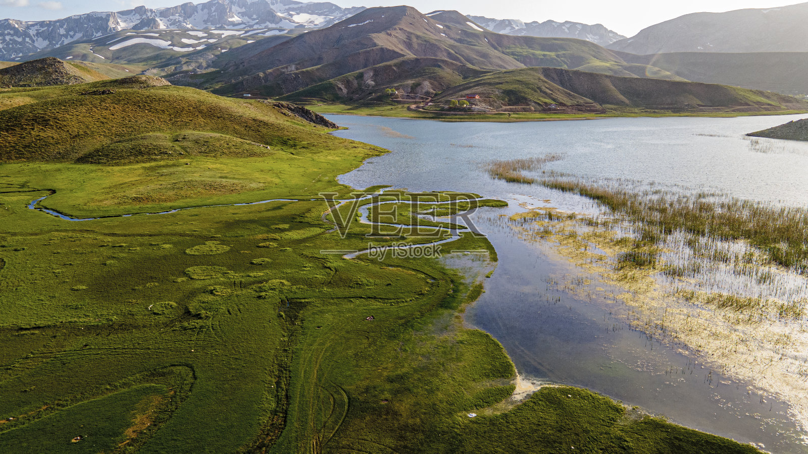 风景秀丽的Eğrigöl湖和盖依克山的景色,盖依克山位于Söbüçimen高原上的金牛座山脉的盖依克山脚下,在科尼亚和安塔利亚的边界。照片摄影图片