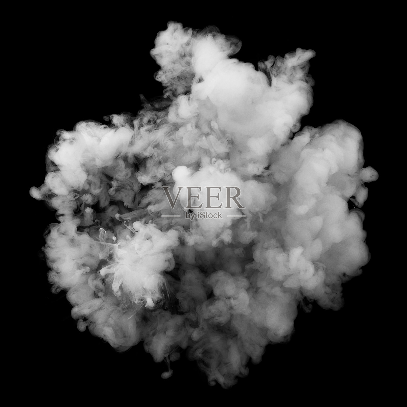 白色墨水滴入水中,与黑色背景隔离开来。抽象的白色溶于水照片摄影图片