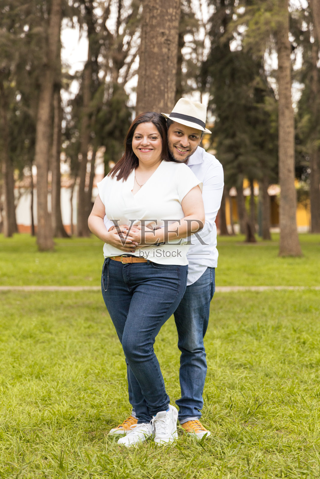 一男一女站在草地上,对着镜头微笑照片摄影图片