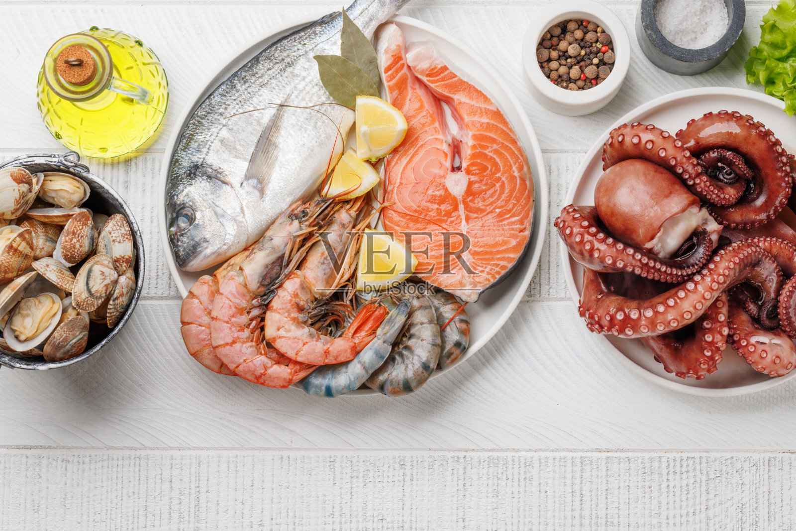 海鲜拼盘:虾,鲑鱼,牡蛎丰富照片摄影图片
