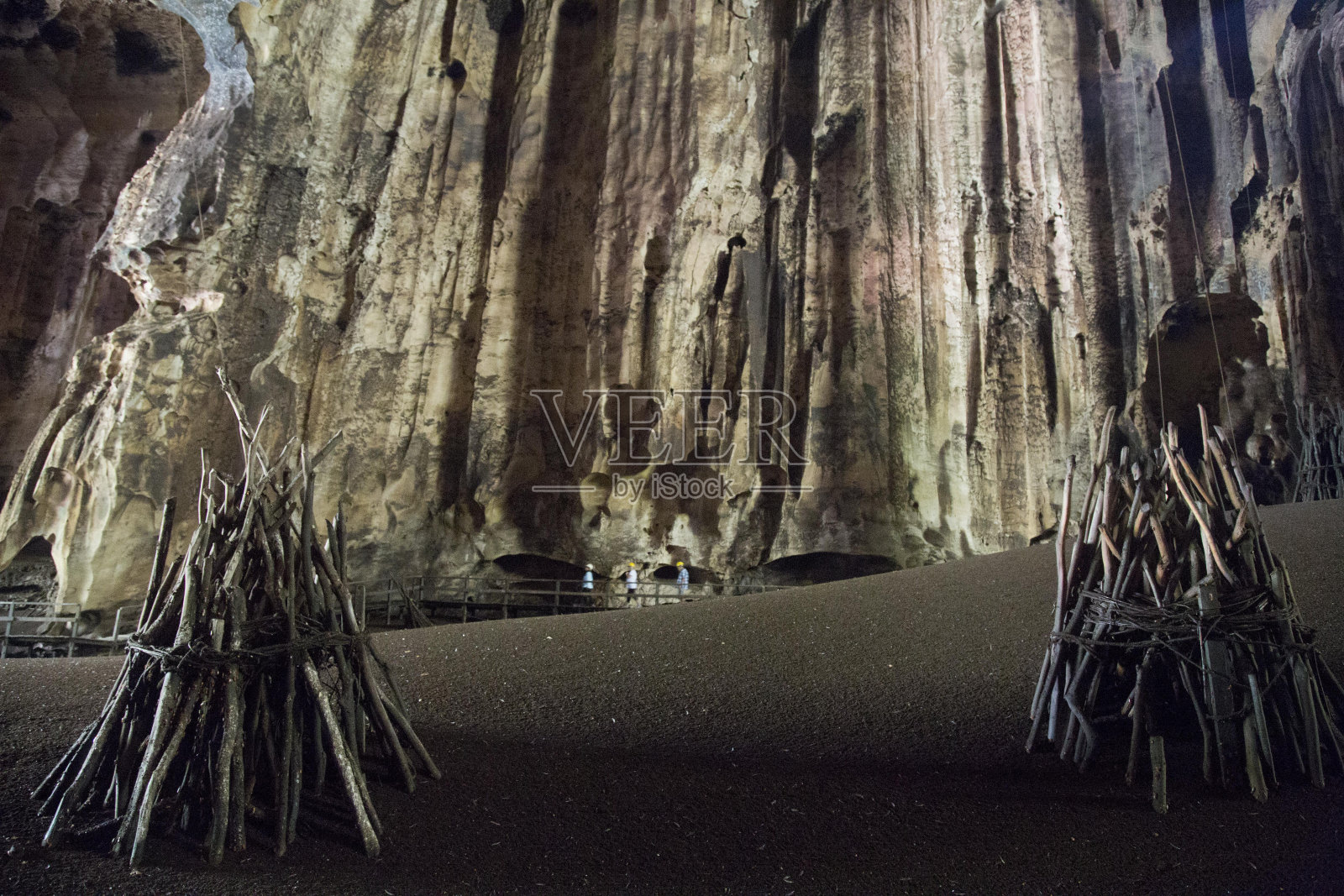 在Gomantong洞穴里收获鸟巢照片摄影图片