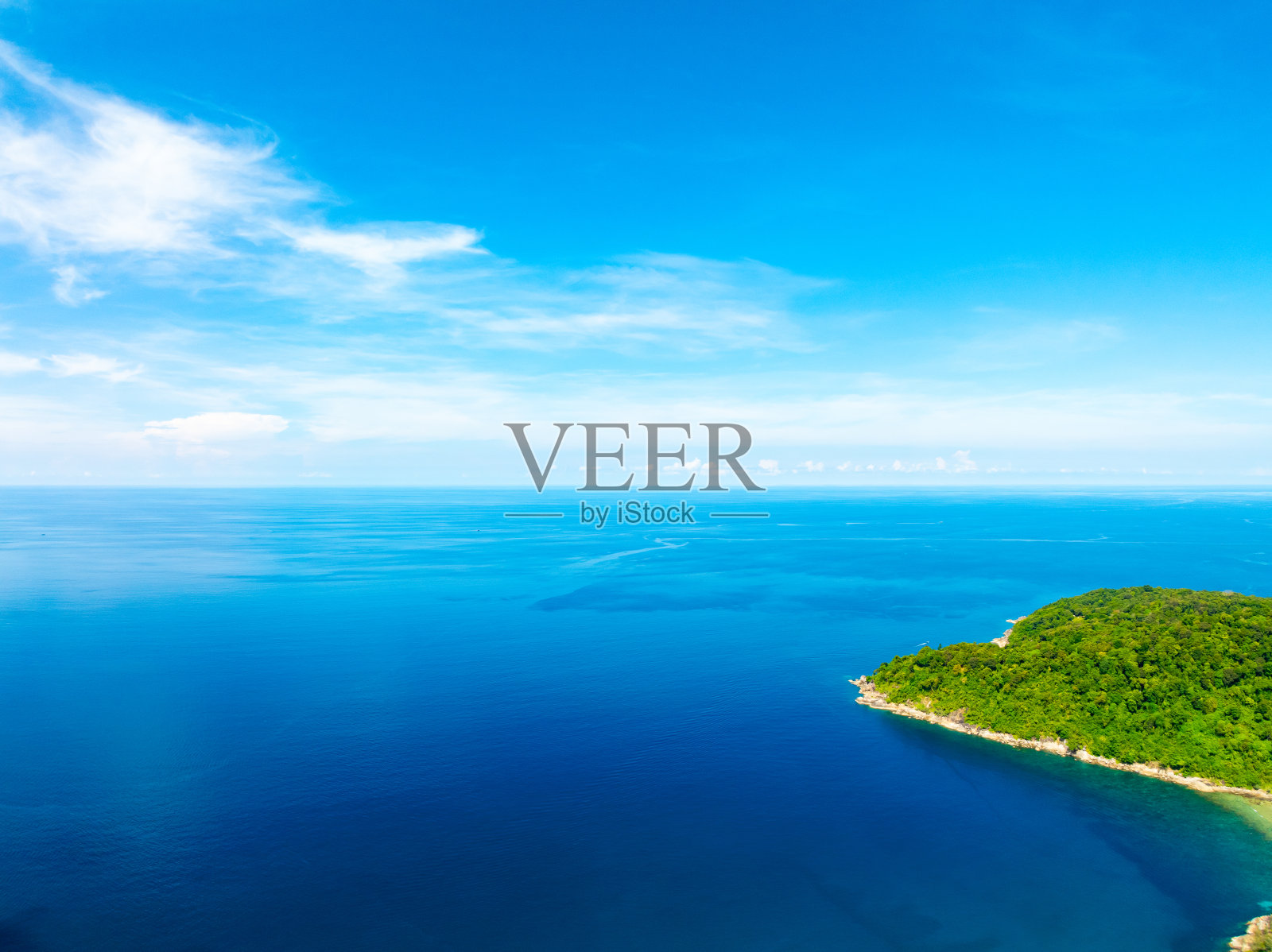 航拍的蓝色海面水面纹理背景,太阳在海洋上的反射,空中飞行的无人机视图波浪水面纹理在普吉岛泰国阳光明媚的热带海洋照片摄影图片