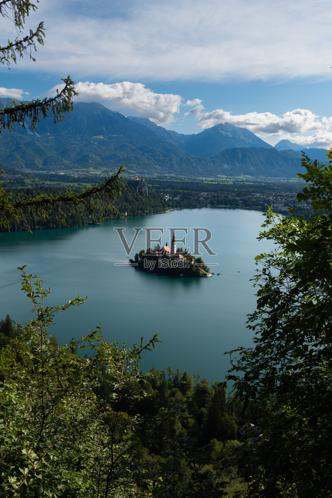 著名而美丽的布莱德湖及其标志性的小布莱德岛,背景是高悬崖上的布莱德城堡照片摄影图片