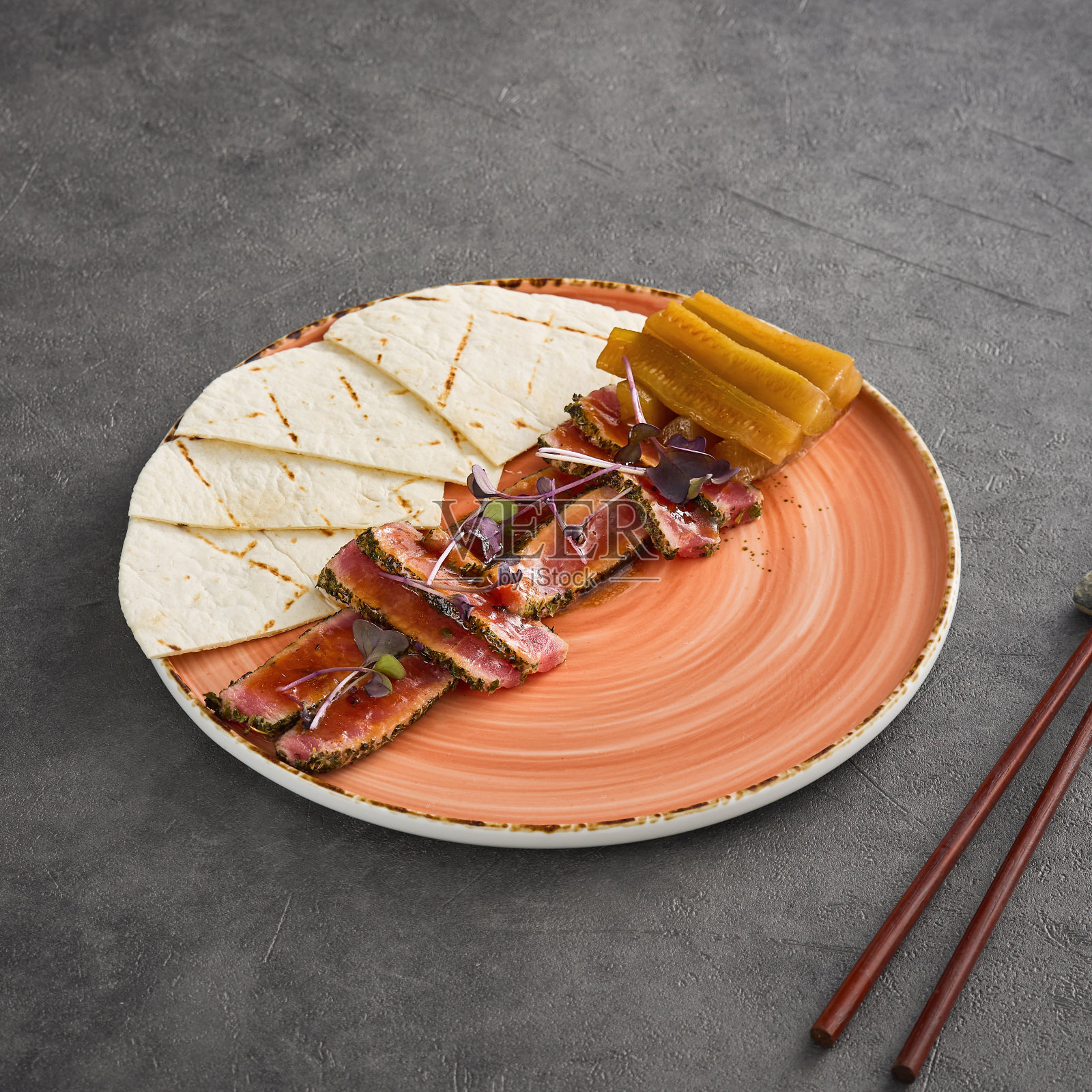 搭配腌制蔬菜的美食香煎金枪鱼片照片摄影图片