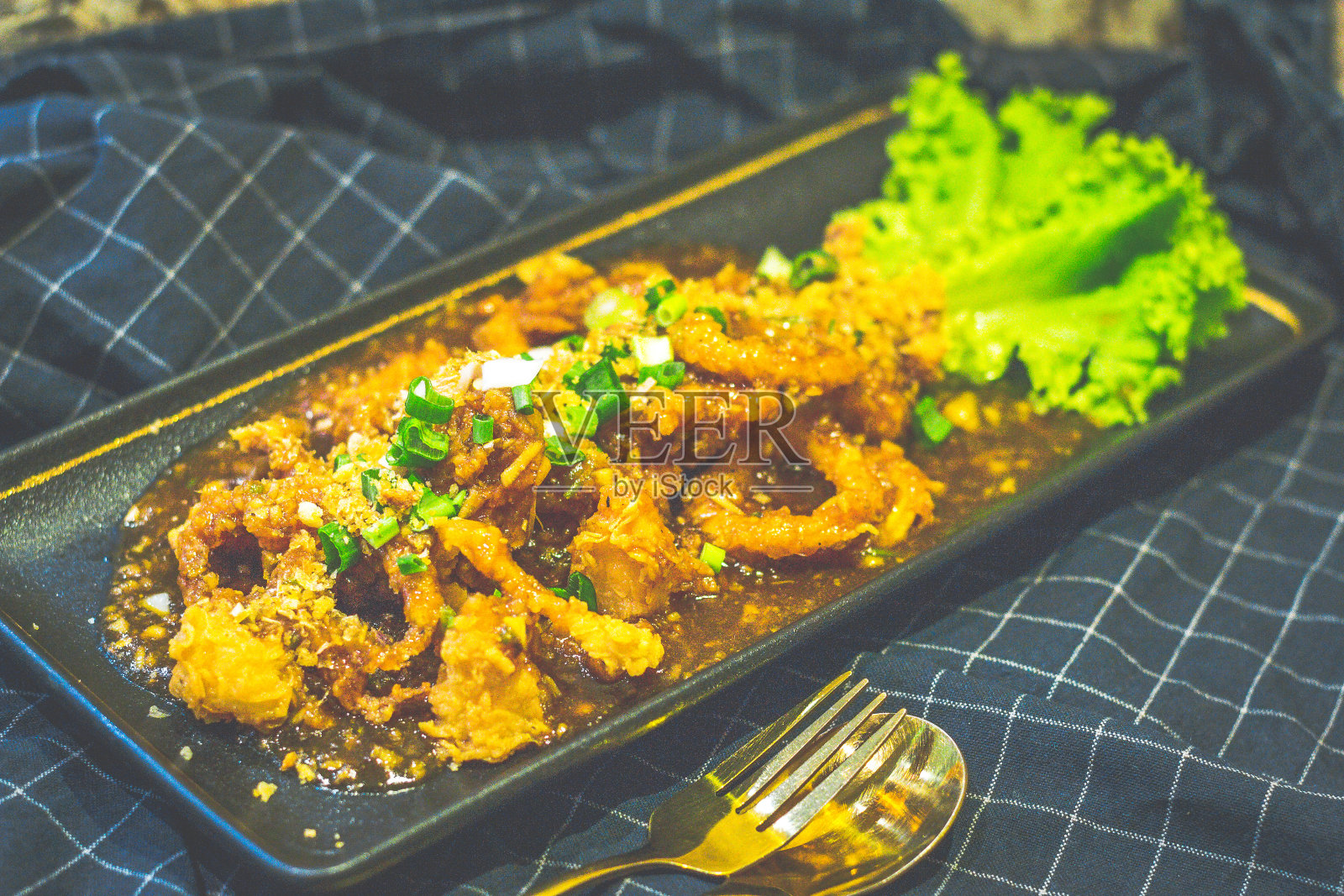 鱿鱼裹上面包屑,油炸后裹上大蒜酱照片摄影图片