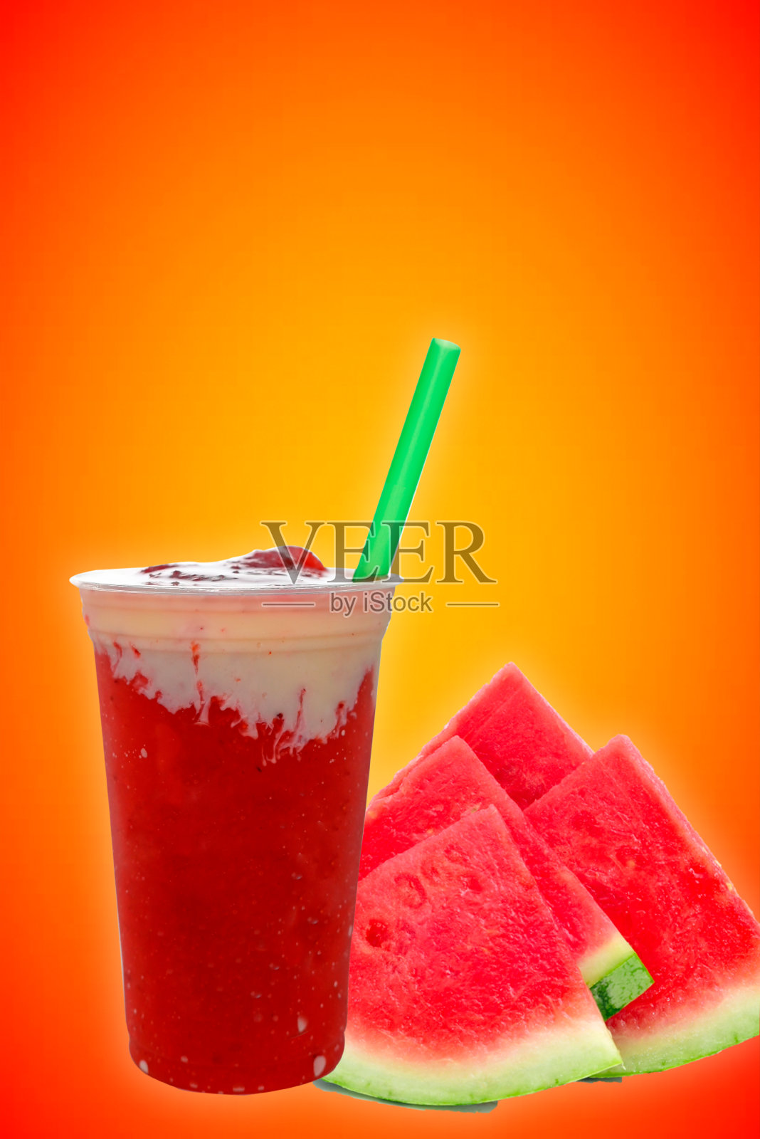 全景静物彩色冷冻水果格兰尼塔饮料流动在塑料外卖杯与冰淇淋吸管的味道。照片摄影图片