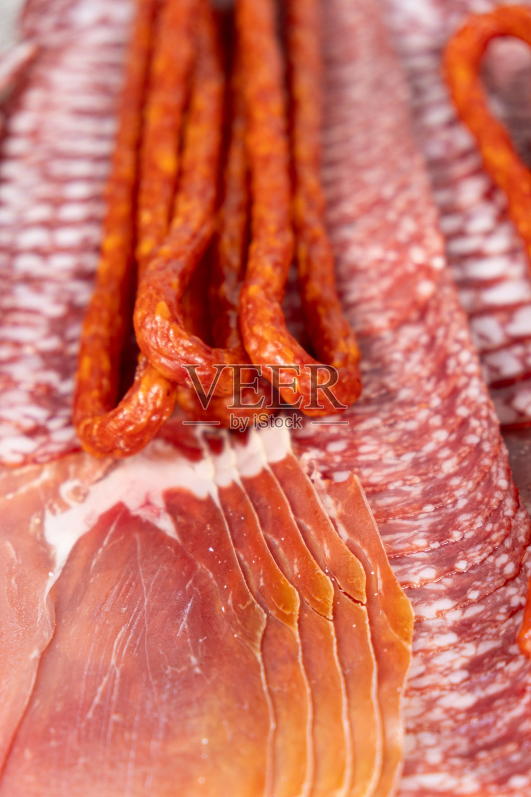 各种冷肉开胃菜-西班牙火腿,意大利腊肠,香肠照片摄影图片