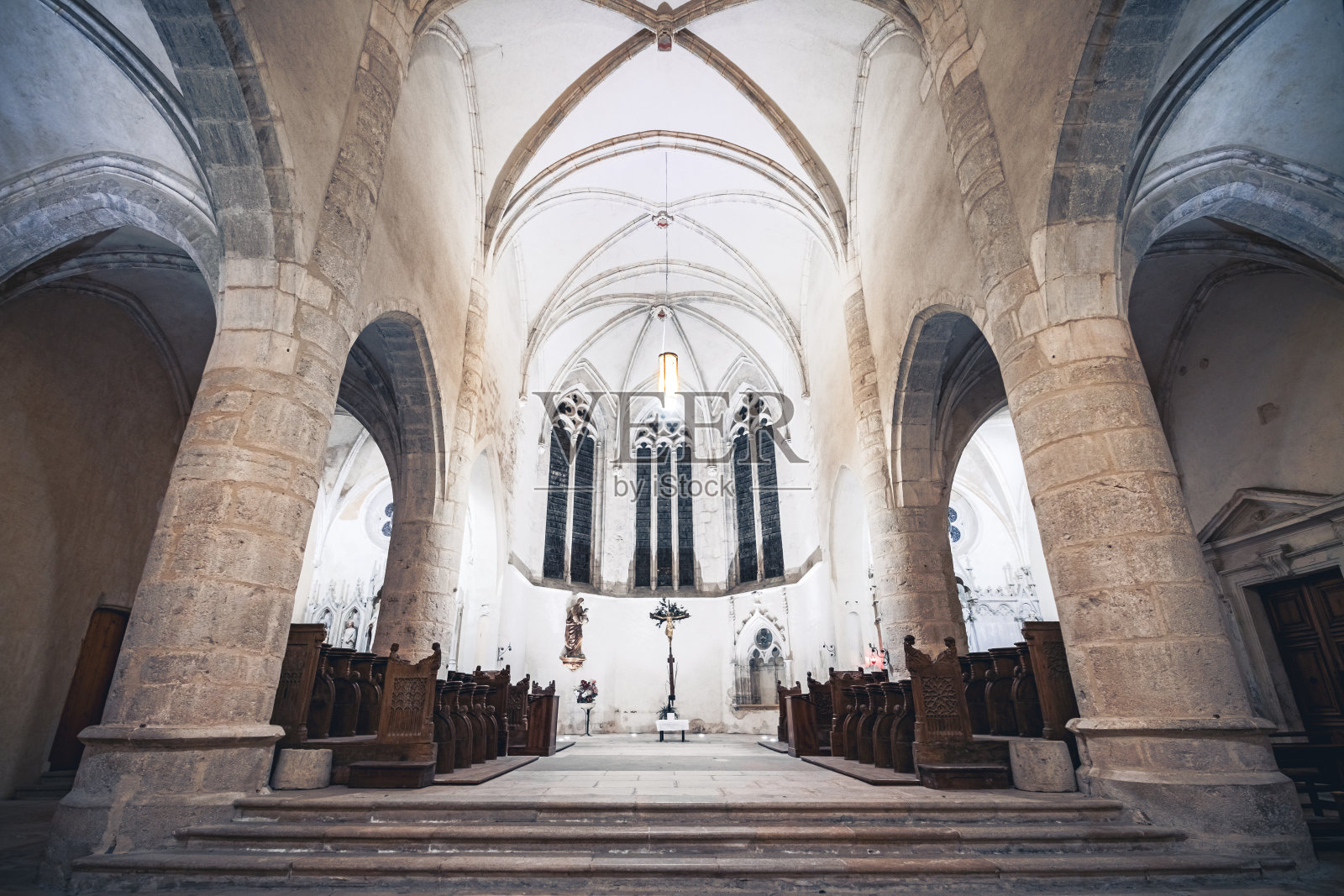 法国安布罗内修道院教堂的唱诗班在夜晚灯火通明照片摄影图片