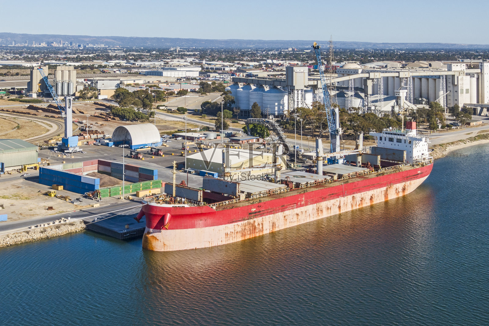 鸟瞰图,散货船停泊在阿德莱德港的工业码头照片摄影图片
