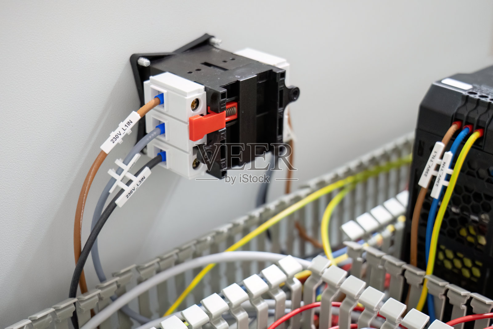 电线和工业电气控制面板照片摄影图片