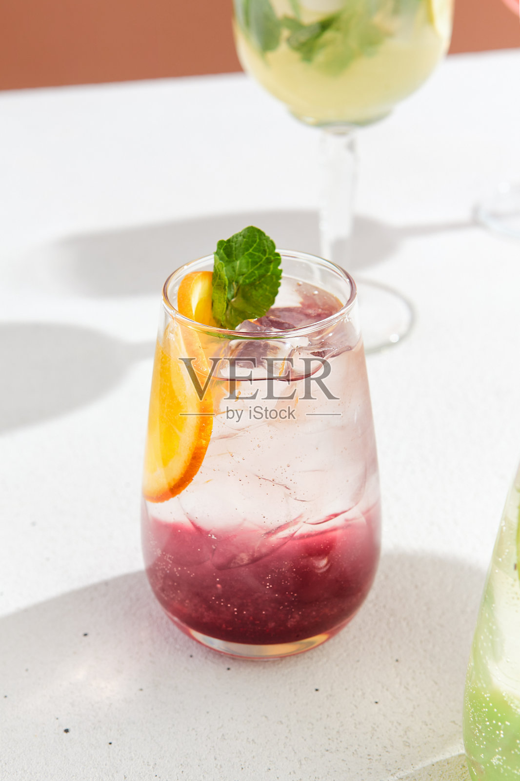 清爽的混合浆果柠檬水与薄荷枝-夏季茶点在一个杯子照片摄影图片