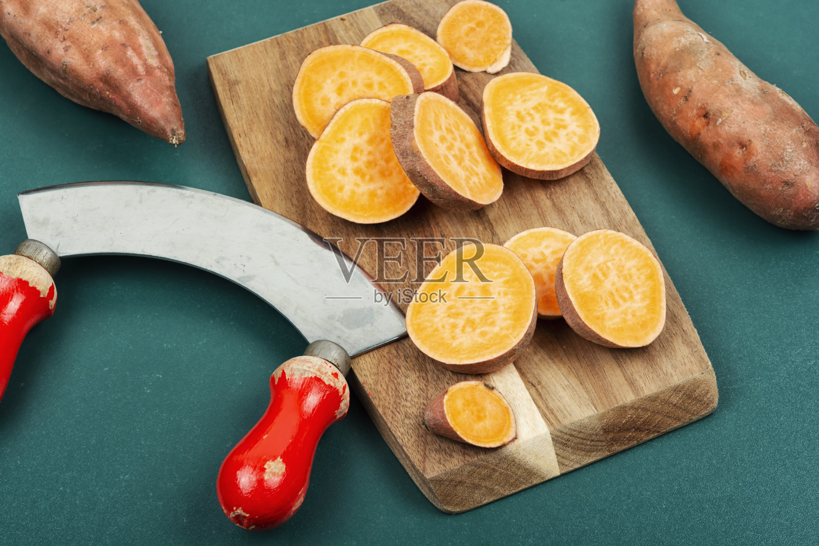 把红薯切片放在砧板上。照片摄影图片