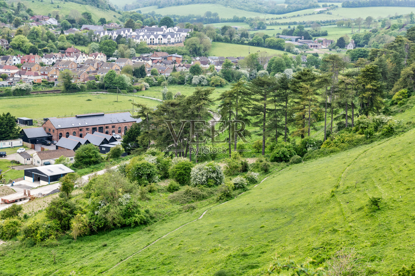 从英国肯特唐斯俯瞰多佛附近的利登小镇照片摄影图片