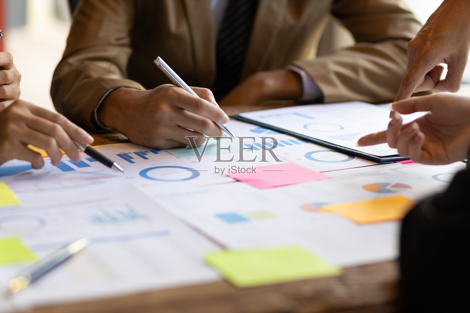 商务会议,组织内人员讨论集思广益,并就计划新的商业项目交换意见。照片摄影图片