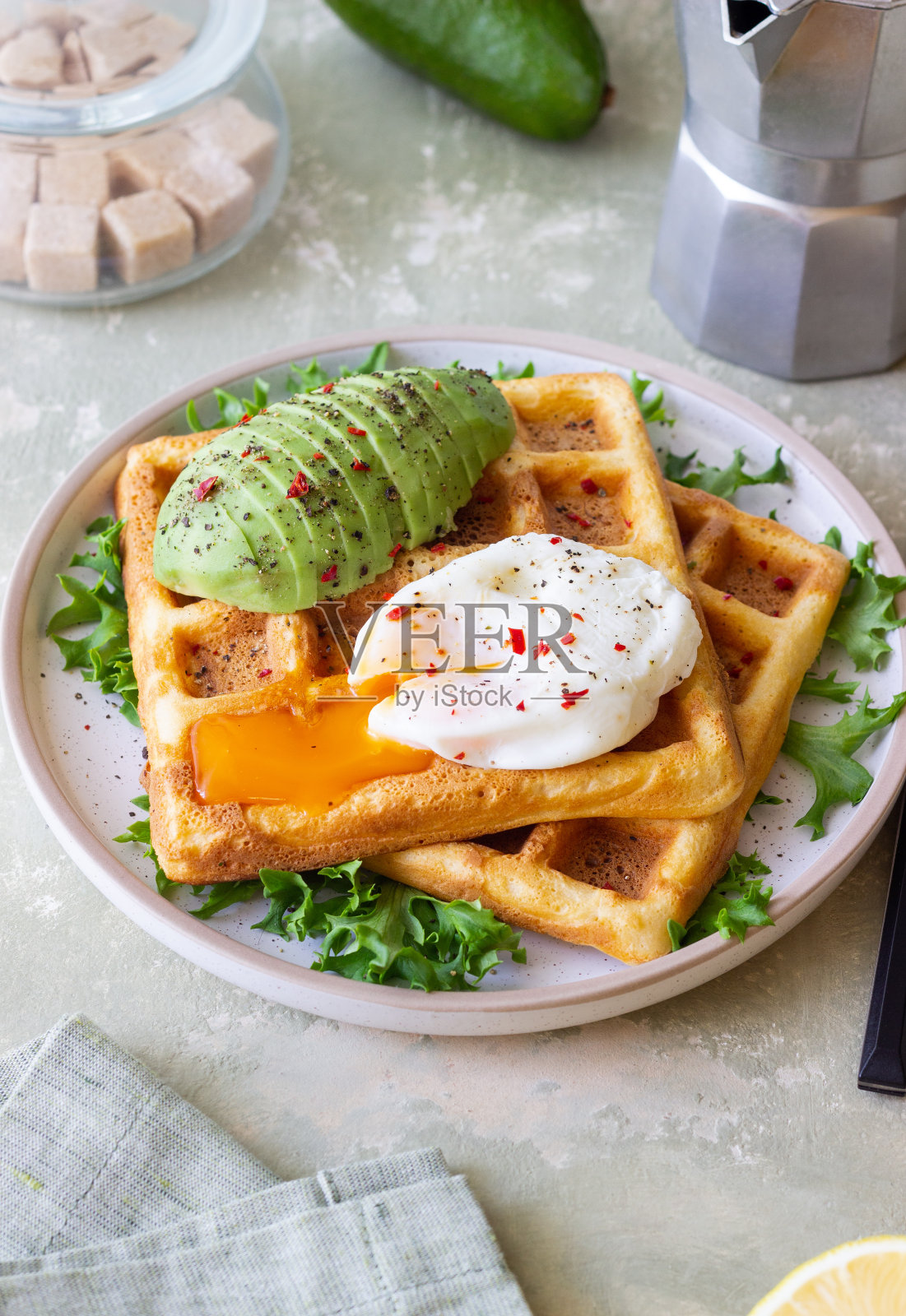 比利时华夫饼配牛油果和荷包蛋。健康饮食。素食。早餐。照片摄影图片