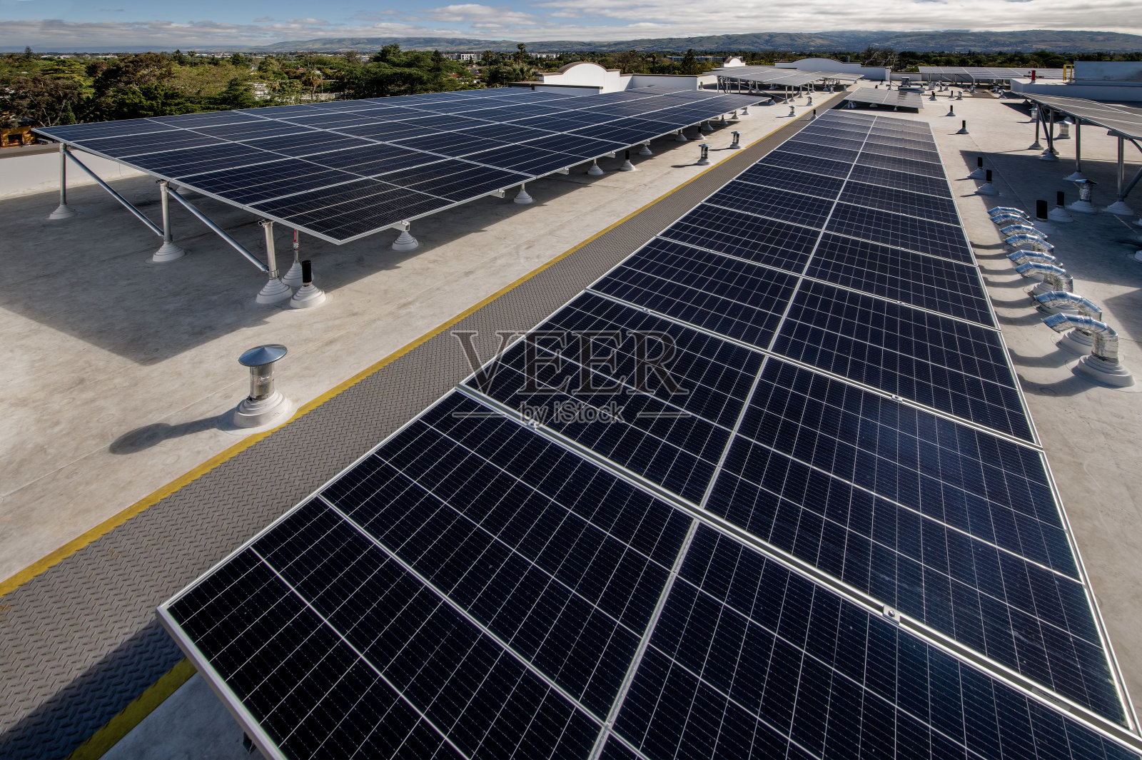 带有太阳能电池板的屋顶空调照片摄影图片