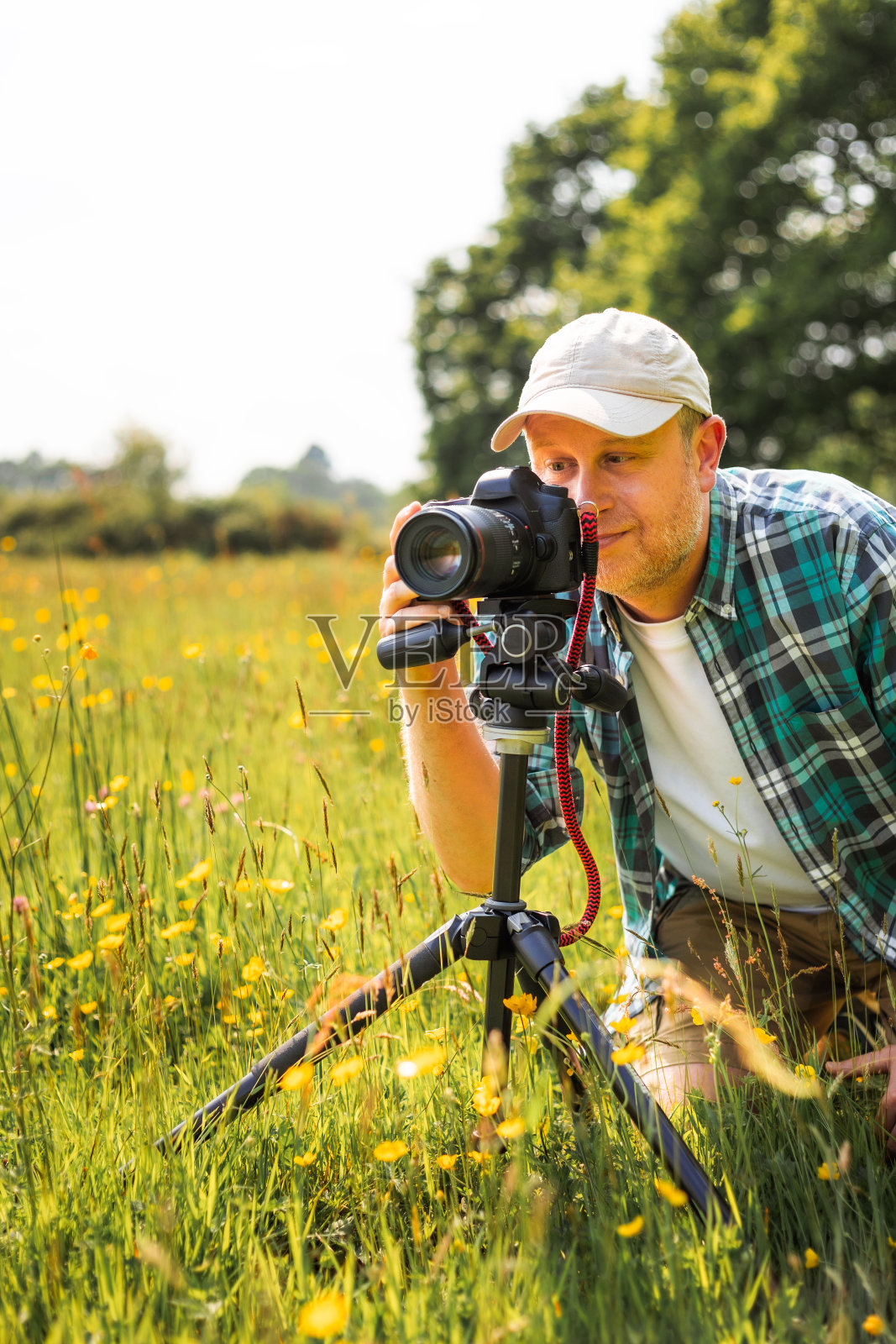 快乐的摄影师在大自然中工作照片摄影图片