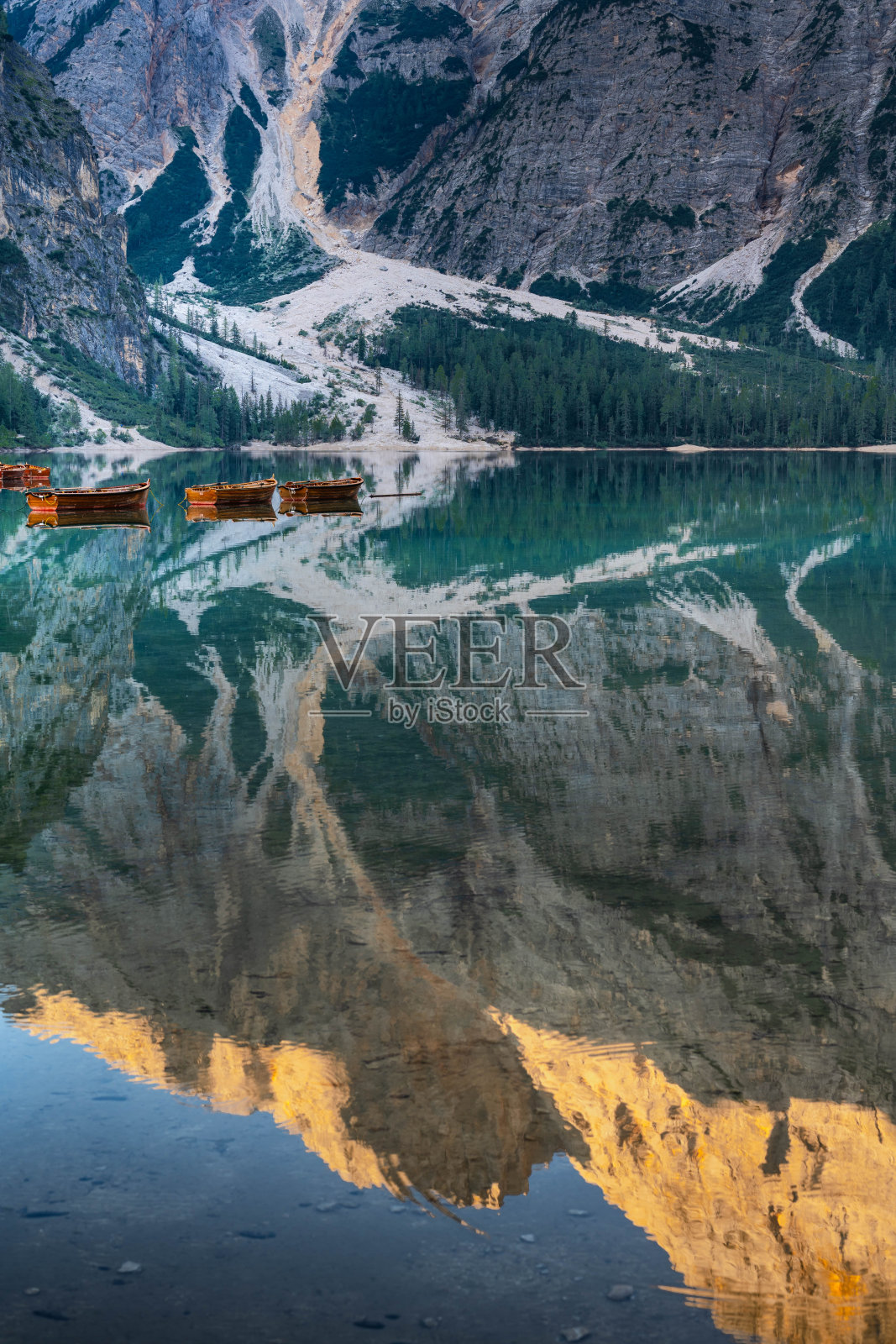 令人惊叹的Braies湖景色,在Dolomites山脉和Seekofel的小屋和船只。布雷斯湖(Pragser Wildsee, Lago di Braies),白云石,南蒂罗尔,意大利,欧洲。照片摄影图片