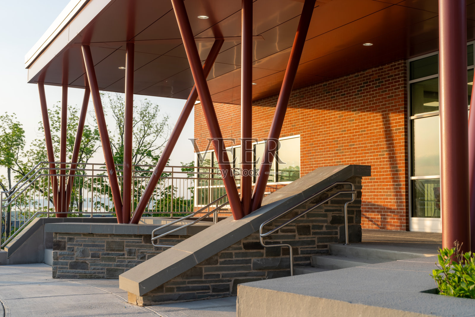 在公共商业建筑的外部楼梯上安装不锈钢栏杆的例子。照片摄影图片