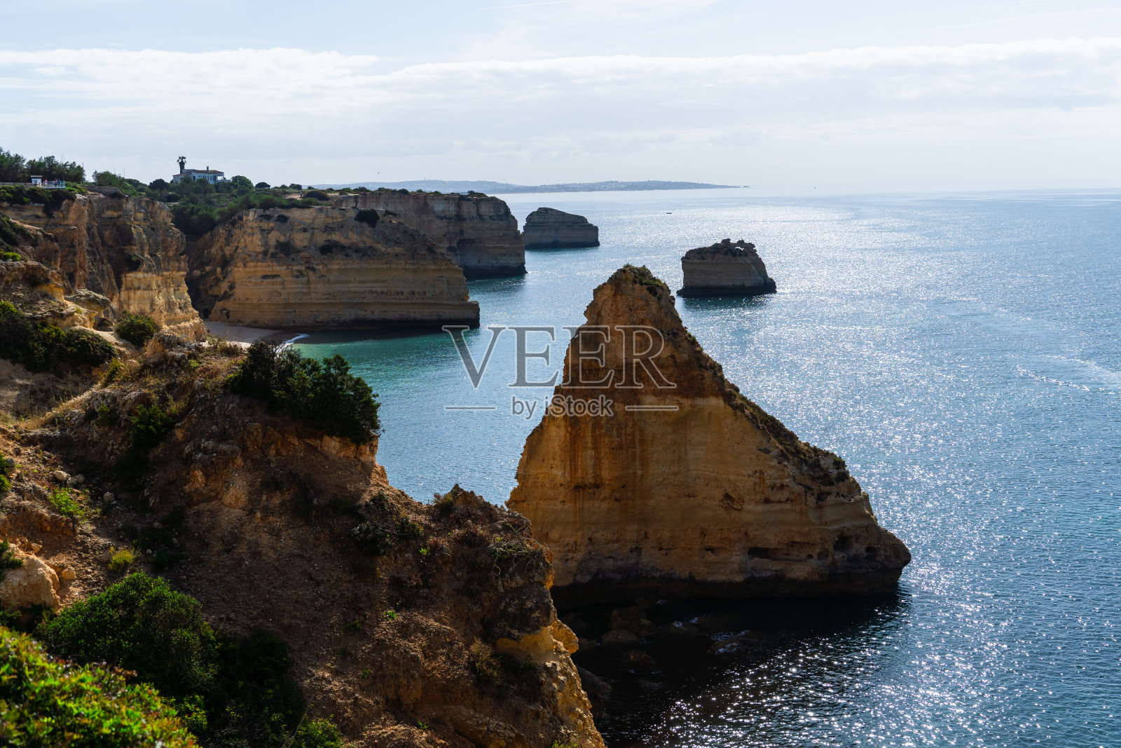 葡萄牙阿尔加维拉各斯的滨海海滩(普拉亚达马里尼亚)。阿尔加维海滩是旅游天堂。阳光明媚的一天。照片摄影图片