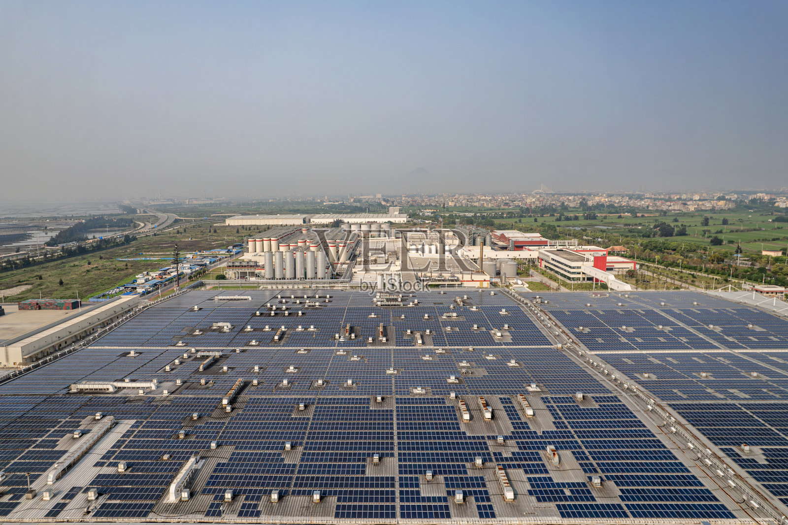 一座工厂的鸟瞰图,厂房内安装了太阳能发电设备照片摄影图片