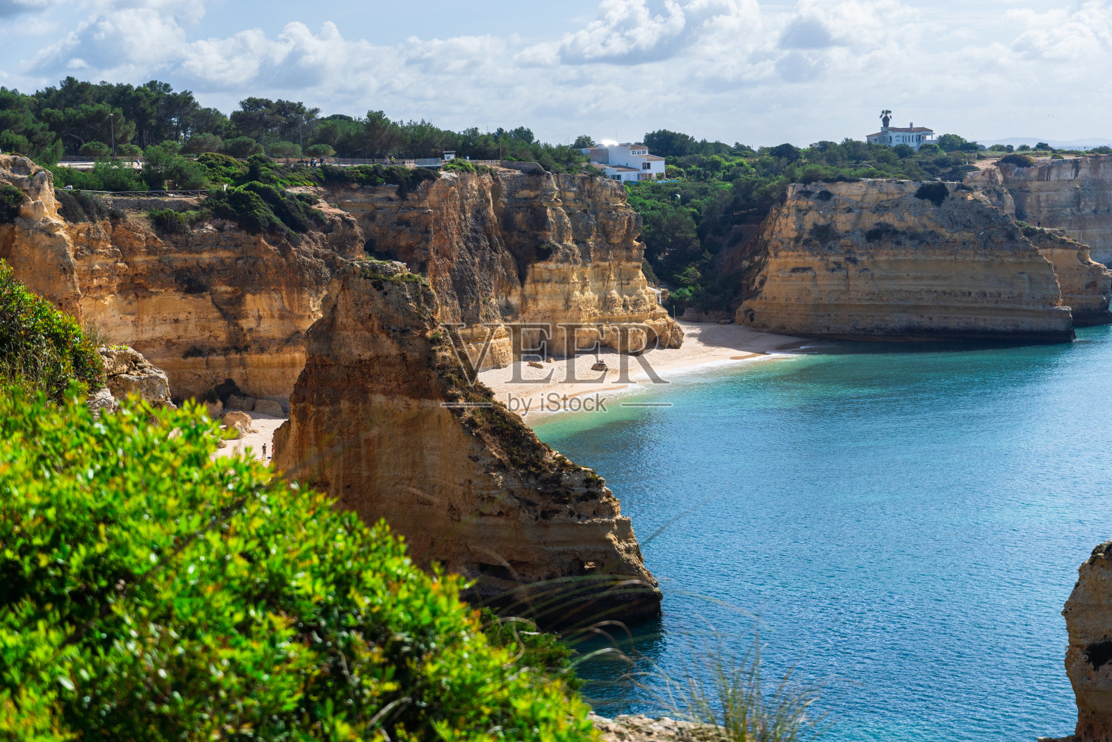 葡萄牙阿尔加维拉各斯的滨海海滩(普拉亚达马里尼亚)。阿尔加维海滩是旅游天堂。阳光明媚的一天。照片摄影图片